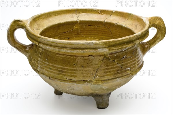 Yellow pot on three legs, with two pinched ears, lid edge, grape cooking pot crockery holder kitchenware earth discovery ceramic