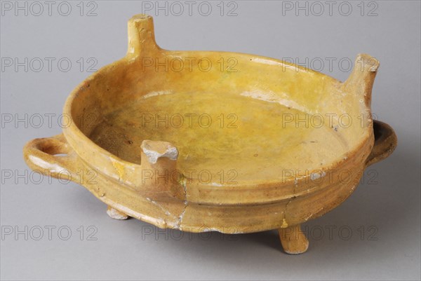 Yellow chafing dish, on three legs, two lying ears, top three supports, stain rudder soil found ceramic earthenware glaze lead