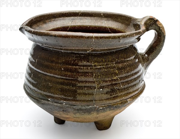 Pottery cooker with pinched ear, rings, spout, on three legs, cooking pot tableware holder utensils earthenware ceramics