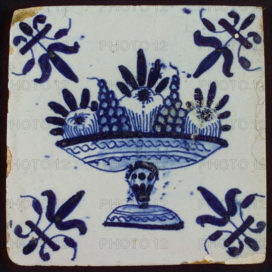 Tile with blue fruit bowl; corner pattern lily, wall tile tile sculpture ceramic earthenware glaze, baked 2x glazed painted Four