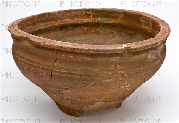 Earthenware bowl or bowl on stand fins, red shard, wide top edge and narrow bottom, dishware holder earthenware ceramic