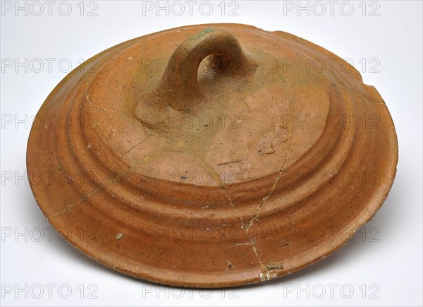 Pottery, in-line, round lid with complemented ear, lid closure soil find ceramic earthenware glaze lead glaze, hand turned set