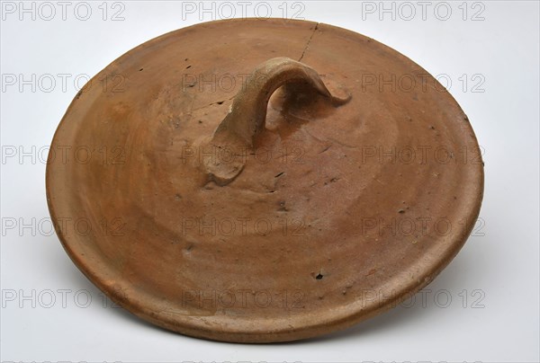 Brown earthenware lid with lying ear, glazed, lid closure soil found ceramic earthenware glaze lead glaze, hand turned set