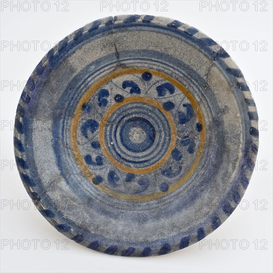 Majolica plate, polychrome decor, rosette of rings in the middle, plate crockery holder soil find ceramic earthenware glaze lead