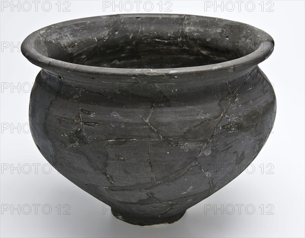 Pottery pot on small standing surface, black shard, round and round with outstanding neck edge, pot holder soil found ceramic