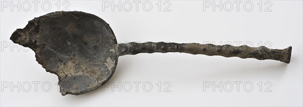 Horse foot spoon with rippled handle, tin, marked, spoon cutlery soil find tin metal, w container 5.2 Marked underneath