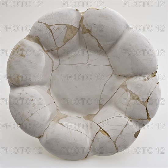 White pleated plate, faience, on small stand ring with eight fields, folding dish dish crockery holder soil find ceramic