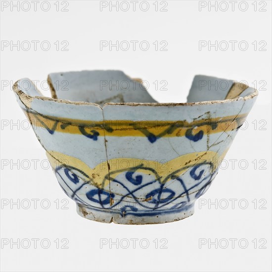 Small faience tea bowl, bowl with polychrome decor on outer wall, in blue, orange, yellow, bowl crockery holder soil find
