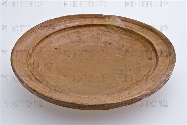 Pottery plate on three fins, bottom unglazed, plate dish crockery holder soil find ceramic earthenware glaze lead glaze, hand