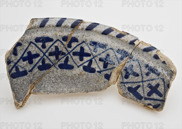 Fragments majolica dish with polychrome decor, tulip and ornamental band, dish plate crockery holder earth discovery ceramic