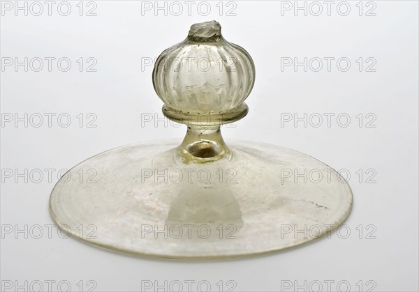 Foot fragment goblet or flute glass, balusterkerk in stem, pontilmerk, flute glass drinking glass drinking utensils tableware