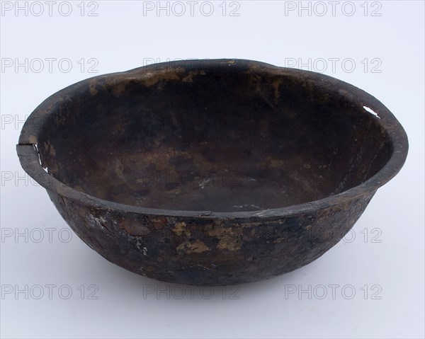 Small bronze shell on standing surface with outstanding, flat upper edge, bowl bowl soil found bronze metal, casted bronze