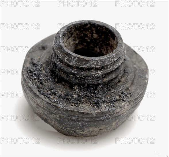 Lead frame of screw cap, cap closure part ground find lead metal, edge 2.2 cast Pewter neck with slightly sloping edge.