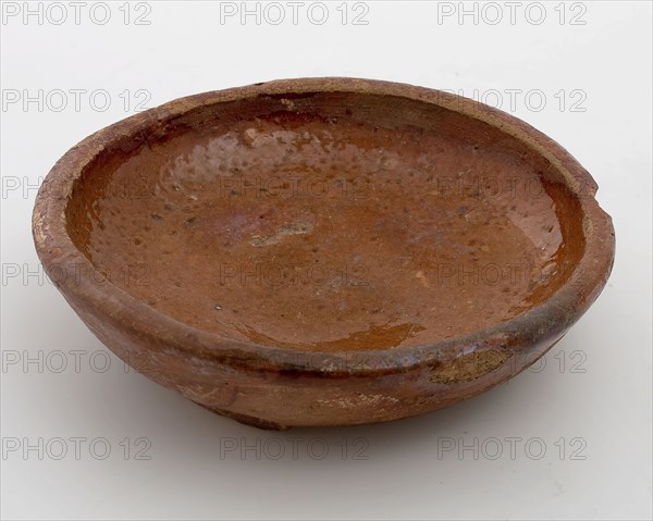 Small earthenware dish, red shard, partly glazed, on three pinched toes, dobbelier dish crockery holder soil find ceramic