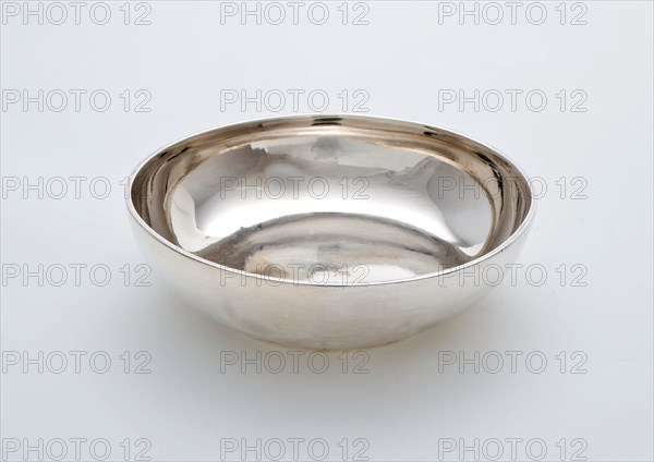 Silversmith: Hendrik van Beest, Round silver tray, bake crockery holder silver, hammered Serving around smooth container on