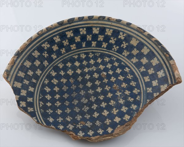 Fragment majolica plate, chessplate motif on the middle and the edge, cable edge, plate crockery holder soil find ceramic