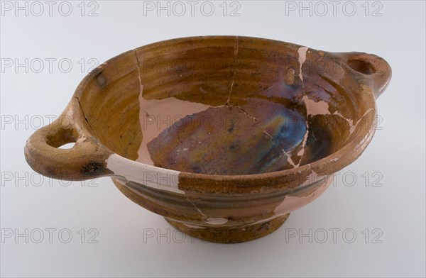 Deep pottery bowl on stand with two lying sausage ears, ear bowl bowl crockery holder soil find ceramic earthenware glaze lead