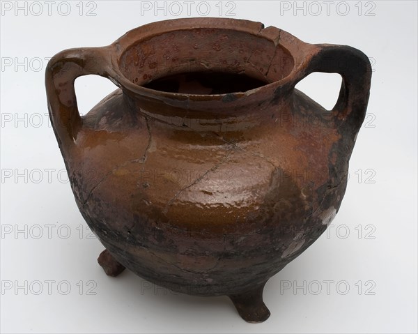 Pottery grape on three legs, two hook ears, sparingly glazed, grape cooking pot tableware holder utensils earthenware ceramic
