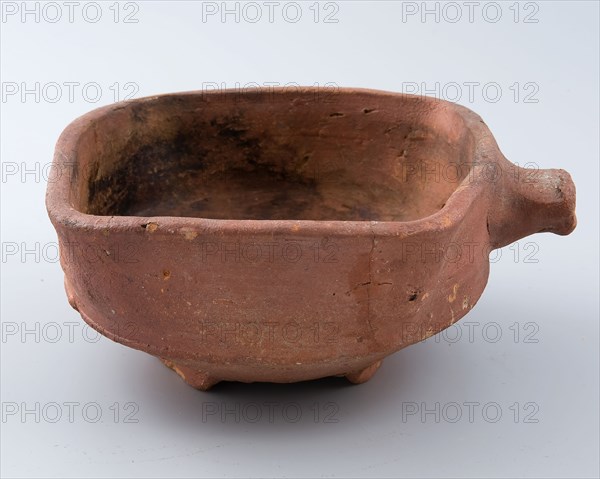 Unglazed pottery test on three standfins, with short handle, square, test fire test soil find ceramic pottery, hand turned hand