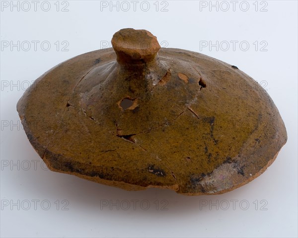 Pottery lid of cover with high lid edge and flat knob, lid closure part cover pot soil find ceramic earthenware glaze lead glaze