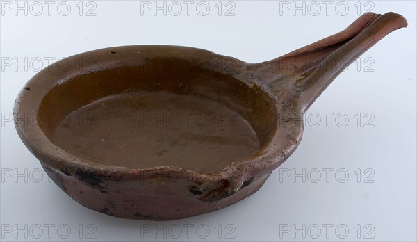 Earthenware baking pan with pouring clip and scalloped handle, saucepan casserole dishes holder utensils earthenware ceramics