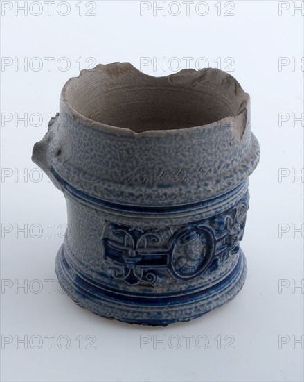 Jan Mennicken?, Neck fragment of stoneware jug with blue ornament in relief, 1593, jug crockery holder soil find ceramics