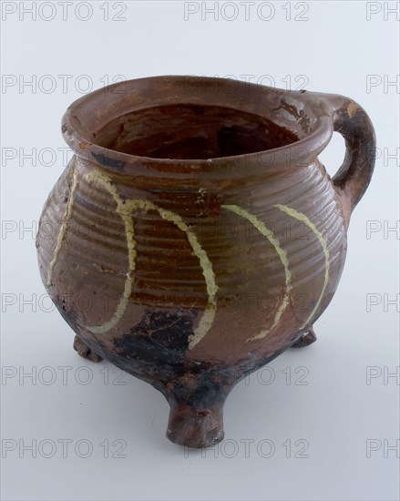 Pottery cooker on three legs, sausage ear, yellow sludge decoration on the shoulder, grape cooking pot tableware holder utensils