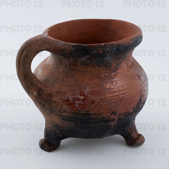 Pottery cooker on three legs, sausage ear and sparing lead glaze, grape cooking pot tableware holder utensils earthenware