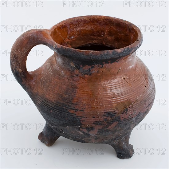 Pottery cooker on three legs, rings on the shoulder and pinched sausage ear, grape cooking pot tableware holder kitchenware