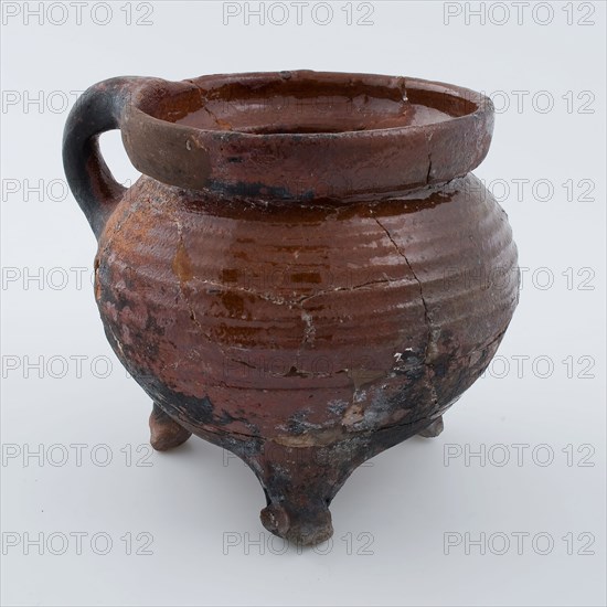 Small pottery cooking jug with rotations and fire stroke, on three legs, grape cooking pot crockery holder kitchenware