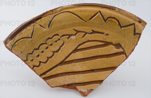Pottery dish on stand fins, dish with sgraffito and sludge decoration, dish plate crockery holder earth discovery ceramics