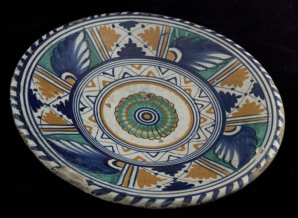 Majolica dish with polychrome rosette in the mirror, dish crockery holder soil find ceramic earthenware glaze tin glaze lead