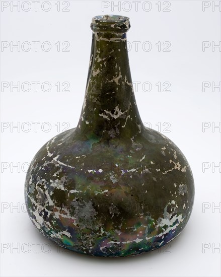 Belly bottle, cat's head, belly bottle bottle holder soil find glass, bottom. Around rejuvenated body to round shoulders