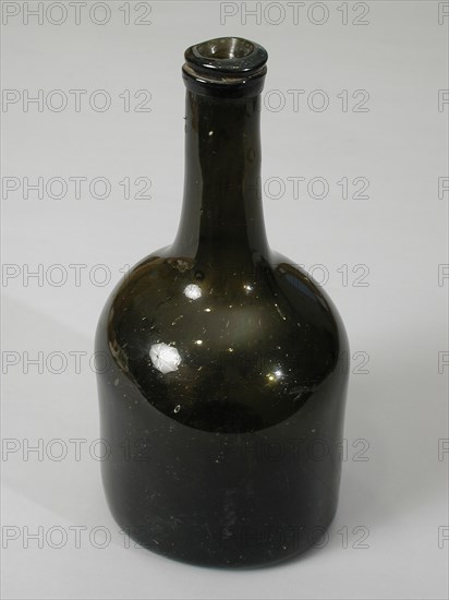 Bottle, wine bottle of dark green glass, fairly high soul, bottle holder soil find glass, blown in shape Bottle of dark green