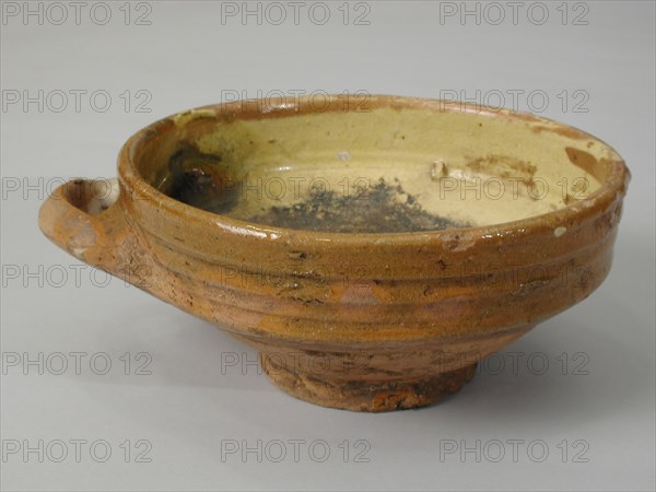 dish with one lying ear, internally yellow glazed, pop bowl bowl crockery holder soil find ceramic earthenware clay engobe glaze