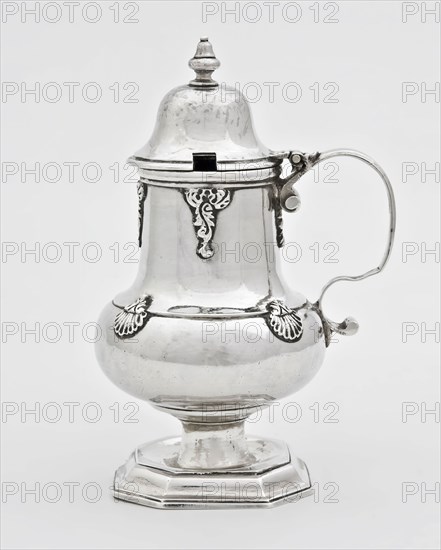 Silversmith: Michiel de Bruck, Silver mustard pot with ear and lid, in it blue glass inner pot, mustard pot pottery holder