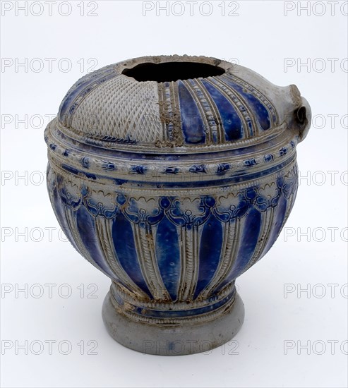 Stoneware jug with loom band around belly, shoulder with two surfaces with kerfsneded decor, jug crockery holder soil find