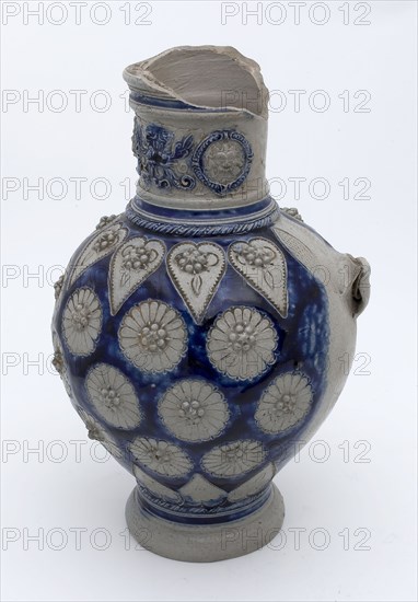 matrijzenmaker te Raeren: Jan Mennicken, Stoneware jug with pointed medallions and rosettes, around the neck medallions