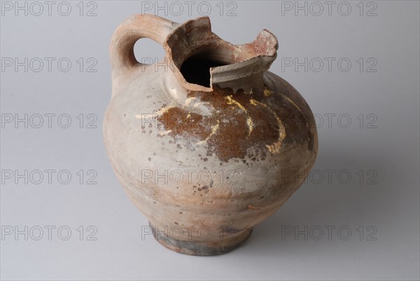 Pottery water jug stand on stand, standing ear, with yellow-white sludge trim on shoulder, water jug crockery holder soil find