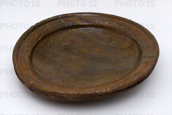 Pottery dish on stand fins, shallow dish with round flag, misbaksel, dish plate dish crockery holder soil find ceramic