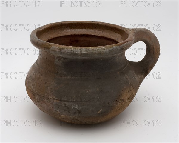 Pottery chamber pot, easy to use with curved bottom, large neck opening and standing ear, pot holder sanitary earthenware