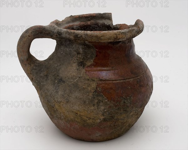 Pottery chamber pot, ease of use with curved bottom and narrow neck opening, standing ear, pot holder sanitary earthenware