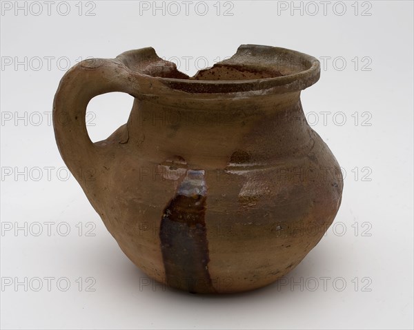 Pottery chamber pot, easy to use with curved bottom, large neck and standing ear, pot holder sanitary earthenware ceramic