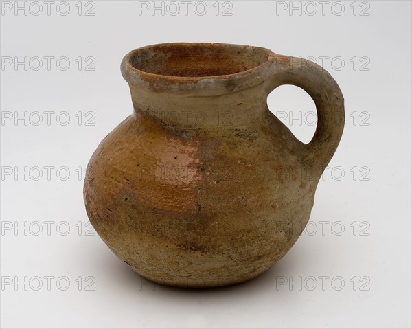 Pottery chamber pot, easy to use, with curved bottom, funnel neck and standing ear, pot holder sanitary earthenware ceramic