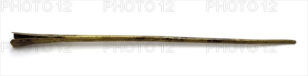 Yellow meat steward, four-part end, meat stalk soil found copper metal, beaten sawn yellow copper meat stew Conical pin