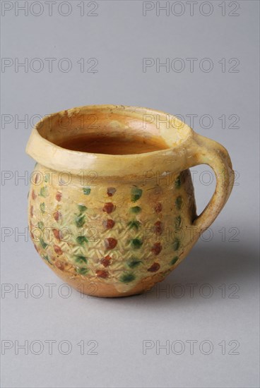 Earthenware head with standing ear decorated with radial decoration and silt decoration, cup drinking utensils tableware holder