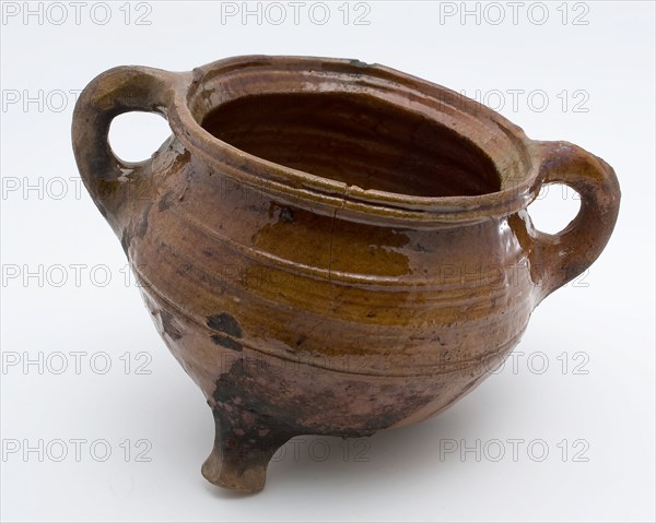 Pottery cooking pot, grape-model, red shard with lead glaze, two vertical sausages, on three legs, cooking pot tableware holder