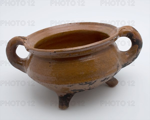 Earthenware cooking pot, grape-model, red shard with lead glaze, two sausage rolls, on three legs, cooking pot crockery holder