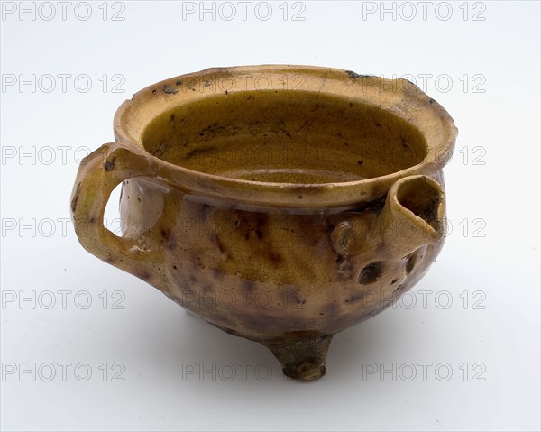 Pottery spout pot, room pot, white shard, glazed, two vertical bands, spout, on three legs, spout pottery pottery pottery holder