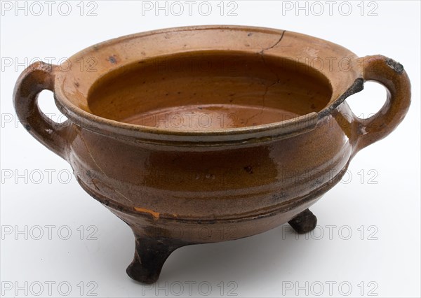 Pottery cooking pot, grape-model, red shard with lead glaze, two vertical sausages, on three legs, cooking pot crockery holder